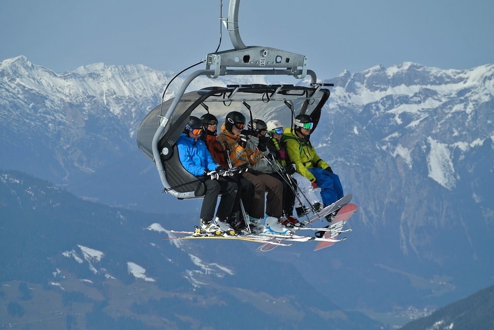 Vers les sommets enneigés : choisir son transport